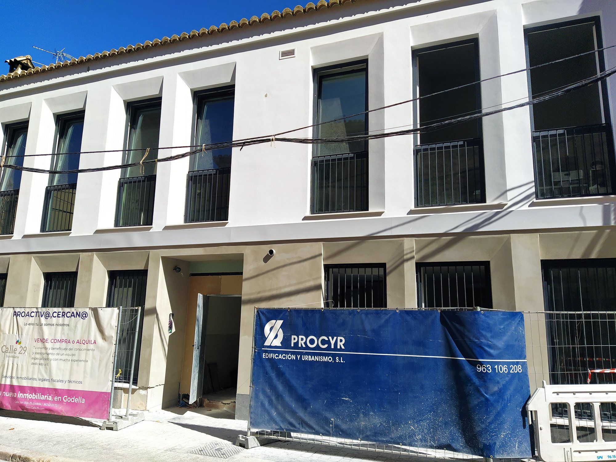Fachada del edificio de la Calle Mayor de Godella durante la obra